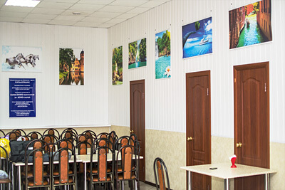 Плакаты на стене